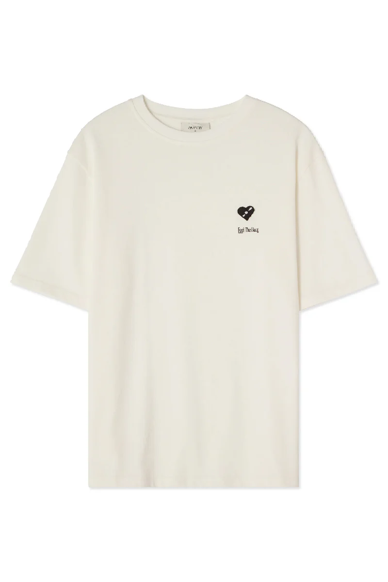 AVENY Berkeley Tee Feel The Beat Patch - Almost White