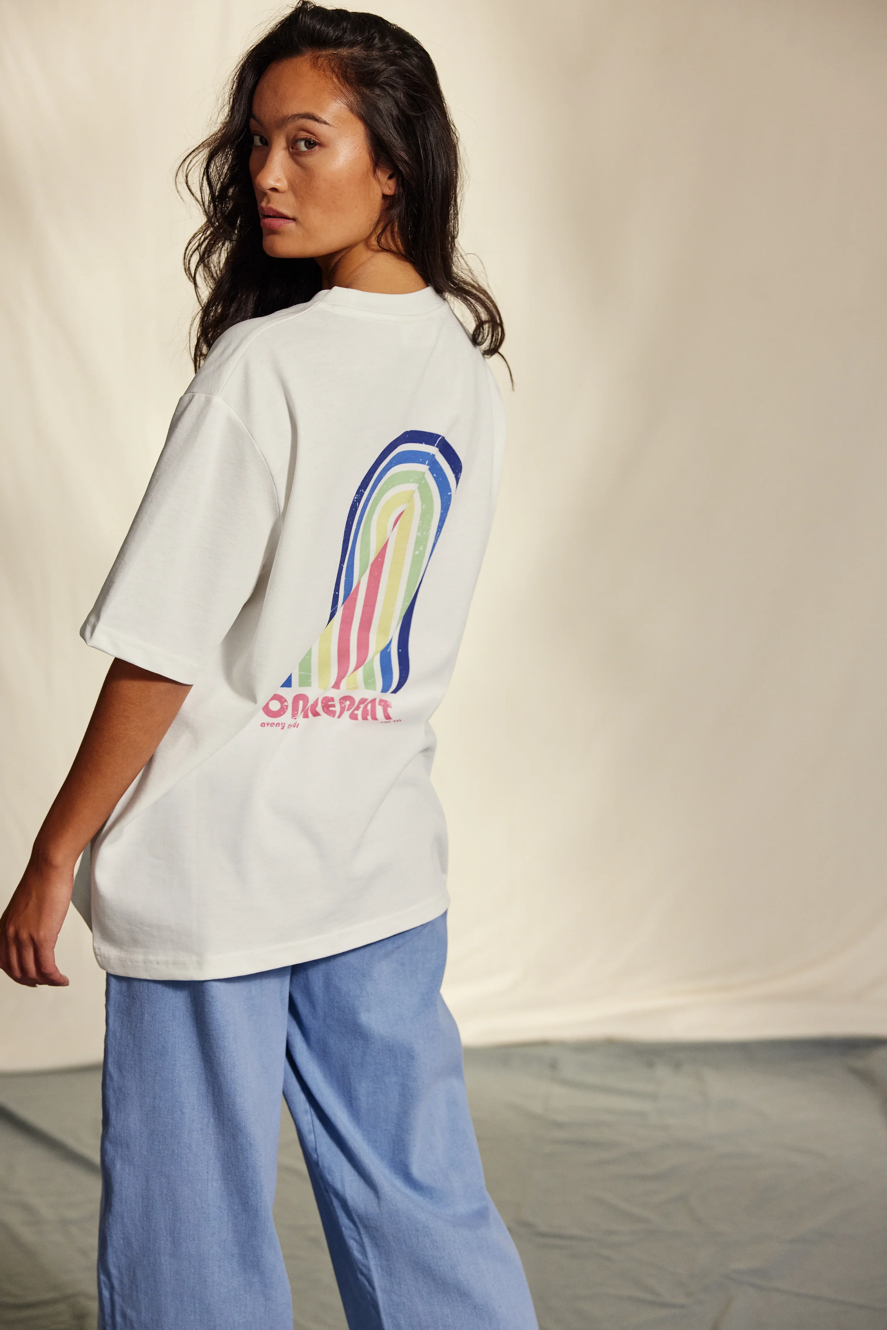 AVENY Berkeley tee On repeat Front and back - Almost white