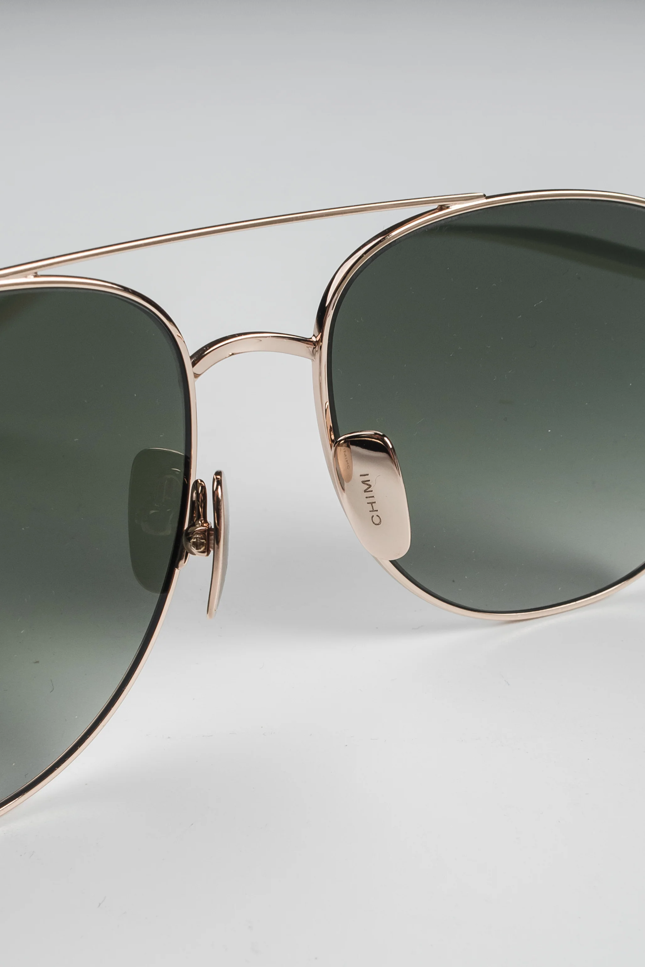 CHIMI Steel Pilot polarisoidut aurinkolasit - soft gold/green - Image 9
