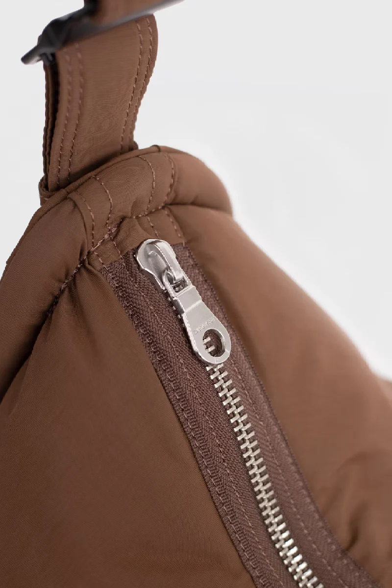 Sandqvist Curve Crossbody Round L - Dark taupe - Image 5
