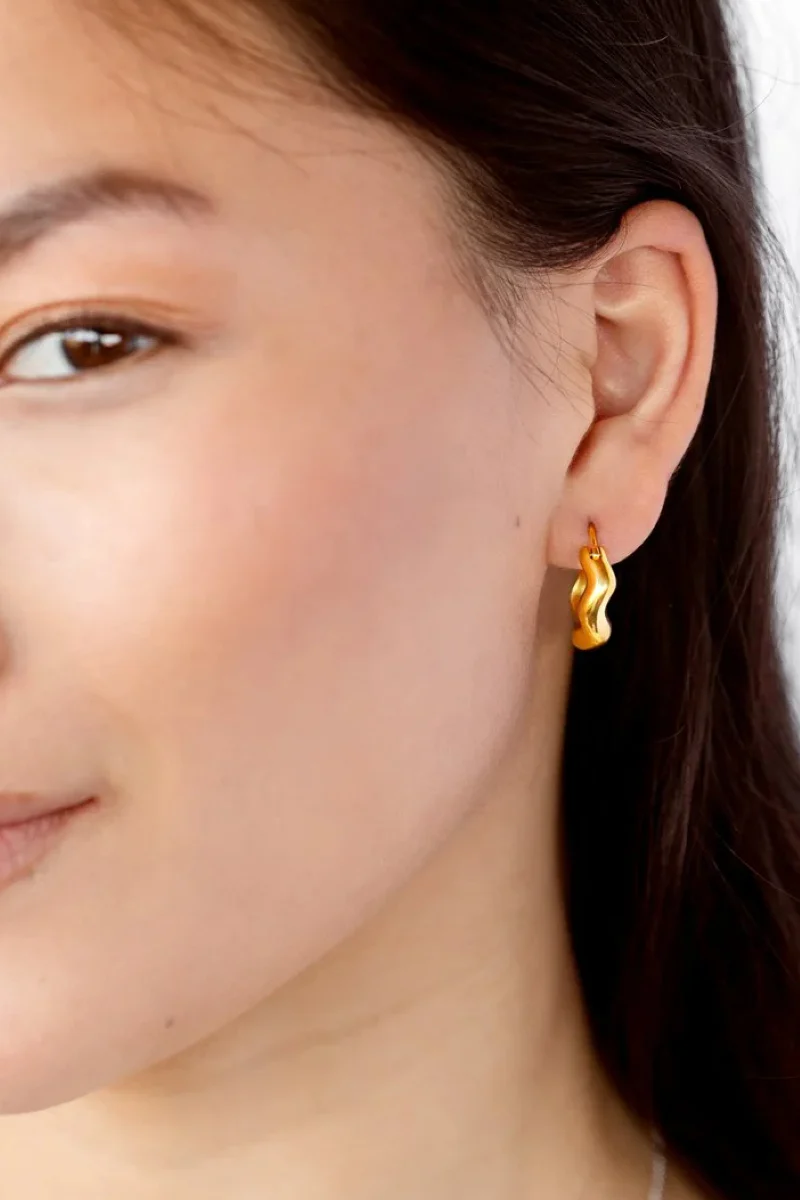 Syster P Bolded Wavy earrings - gold - Image 4